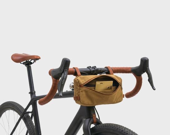 Ondrela gouden kaart in een stuurtas van een fiets